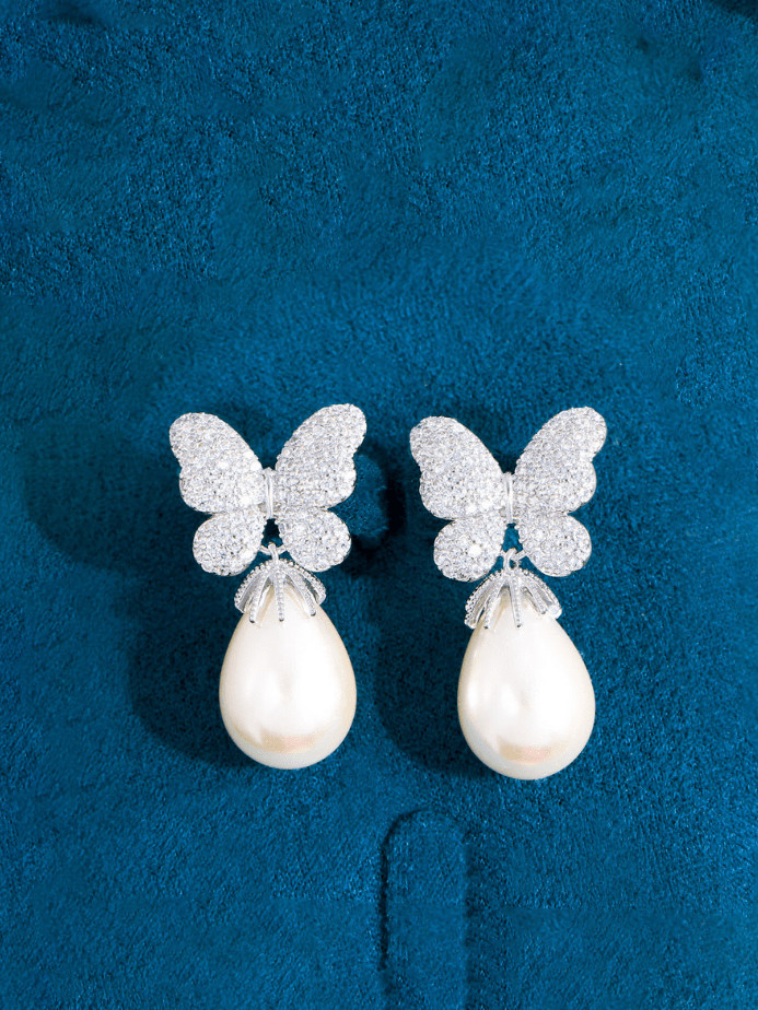 Aretes llamativos de mariposa con zirconia cúbica de latón