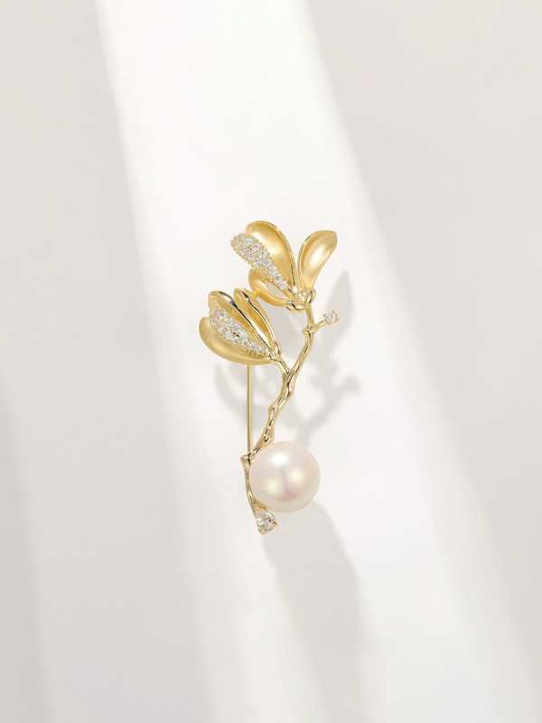 Broche delicado de flor de perla de agua dulce de latón