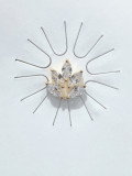 Broche delicado de flor de circonita cúbica de latón