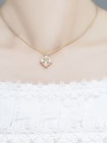 Collar minimalista con trébol de perlas de agua dulce de oro laminado