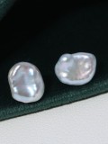 Aretes minimalistas irregulares de perla de agua dulce de oro laminado