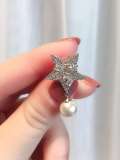 Broche de latón con perla de imitación Star Trend