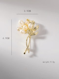 Broche de flor de perla de imitación de latón