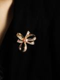 Broche de lujo con flor de circonita cúbica de latón