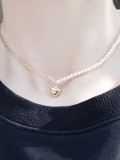 Collar minimalista con corazón de perla de agua dulce de oro laminado