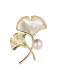 Broche de hoja de ginkgo de concha de perla de agua dulce de latón
