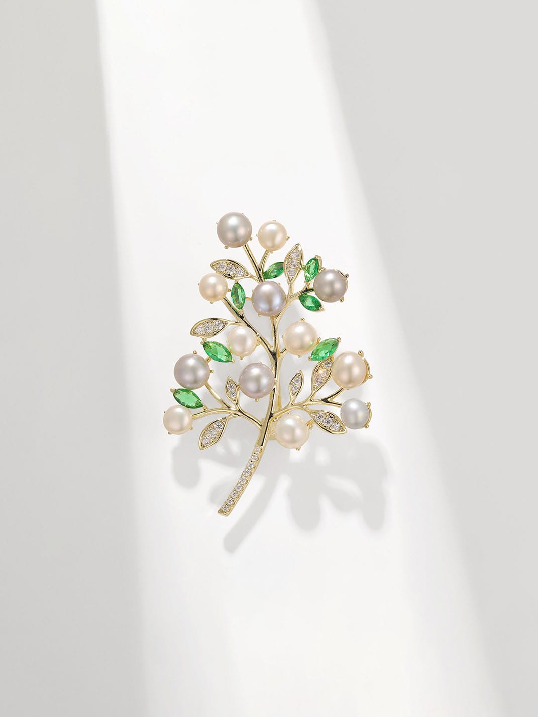 Broche delicado de flor de circonita cúbica de latón