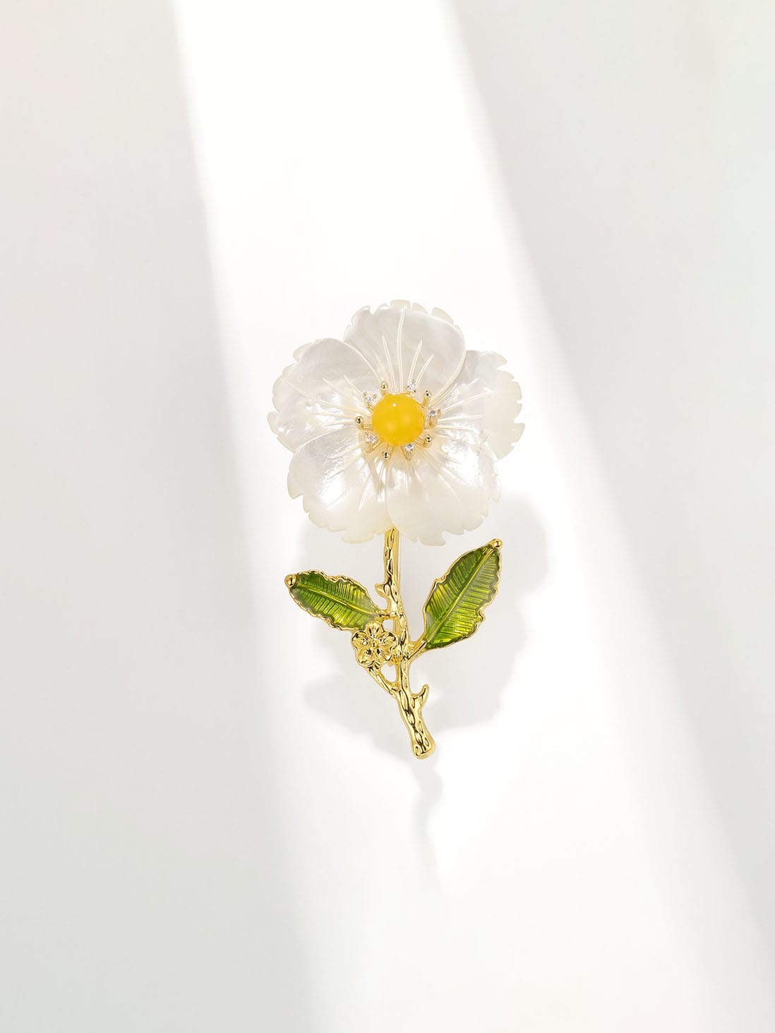 Broche delicado de flor de perla de agua dulce de latón