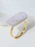 Anillo de banda minimalista irregular de perla de agua dulce de oro laminado