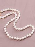 Collar de cadena larga minimalista redondo de perlas de agua dulce de oro laminado