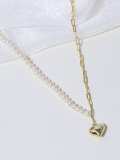Collar minimalista con corazón de perla de agua dulce de oro laminado