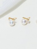 Aretes minimalistas redondos de perla de agua dulce de oro laminado