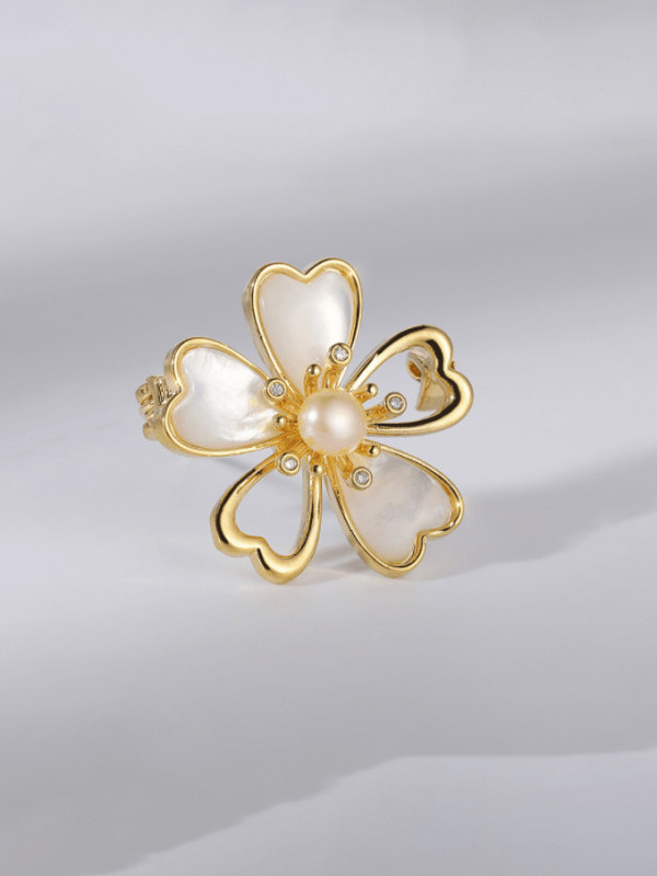 Broche de flor de perla de agua dulce de concha de latón