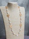 Collar vintage de oro laminado con perlas de agua dulce y corazón hueco