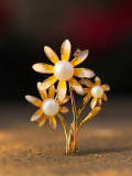 Broche minimalista de flor de esmalte de latón
