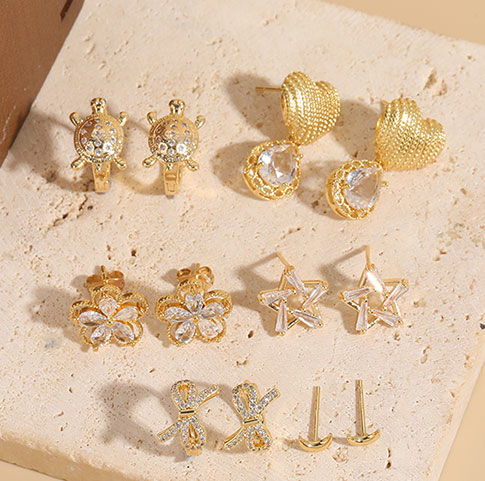 1 par de pendientes elegantes chapados en oro de 14K con incrustaciones asimétricas de cobre y forma de corazón y estrella