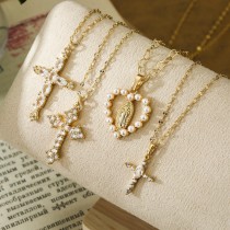 Collar con colgante de circonio de perlas artificiales con incrustaciones de cobre en forma de corazón cruzado brillante de estilo clásico