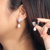 1 par de pendientes colgantes chapados en plata con incrustaciones de gotas de agua dulce para mujer, perlas artificiales de cobre, diamantes artificiales, chapados en rodio