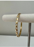 Brazalete chapado en oro de 18 quilates con incrustaciones de acero inoxidable y círculo brillante de estilo simple