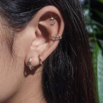 1 par de pendientes casuales chapados en oro con incrustaciones de cobre y circonita de color sólido