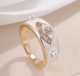 Elegante anillo abierto de circonita con incrustaciones de esmalte de cobre y perlas artificiales