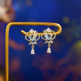 1 par de elegantes pendientes colgantes chapados en oro de 14K con incrustaciones de gotas de agua y circonitas de cobre