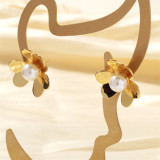 1 par de pendientes chapados en oro de 18 quilates con perlas de agua dulce y chapado en flores de estilo sencillo