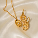 Collar de pendientes chapado en oro de 18 quilates con incrustaciones de perlas y revestimiento de acero inoxidable con concha ovalada elegante