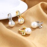 1 par de pendientes de diamantes de imitación de perlas artificiales chapados en cobre con letras a la moda
