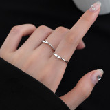 Anillo abierto con revestimiento de cobre y letras de estilo simple