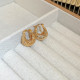 1 par de pendientes de cobre en forma de U.
