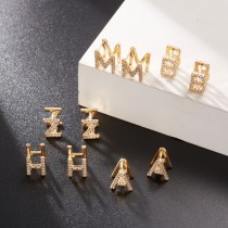 Pendientes con incrustaciones de circonio ahuecados chapados en cobre con letras a la moda, 1 par