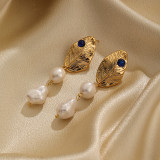 1 par de pendientes colgantes chapados en oro de 18 quilates con incrustaciones de hojas retro clásicas de resina de cobre y perlas de agua dulce