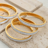 Brazalete chapado en oro de 18 quilates con incrustaciones de acero de titanio de color sólido lujoso elegante