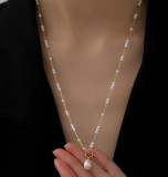 Collar chapado en oro de 18 quilates con revestimiento de acero de titanio y perlas redondas de estilo simple