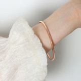 Brazalete chapado en oro de titanio de 18 quilates con revestimiento de acero de color sólido de estilo simple