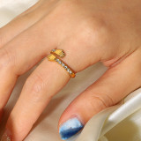Lindo anillo abierto de circonita con incrustaciones de acero inoxidable con palma