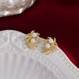 1 par de pendientes chapados en oro de 14 quilates con incrustaciones de hojas de estilo Simple y elegante, perlas artificiales de cobre