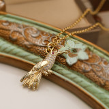 Collar con colgante chapado en oro de 18 quilates con incrustaciones de cobre y pájaro de viaje de estilo simple