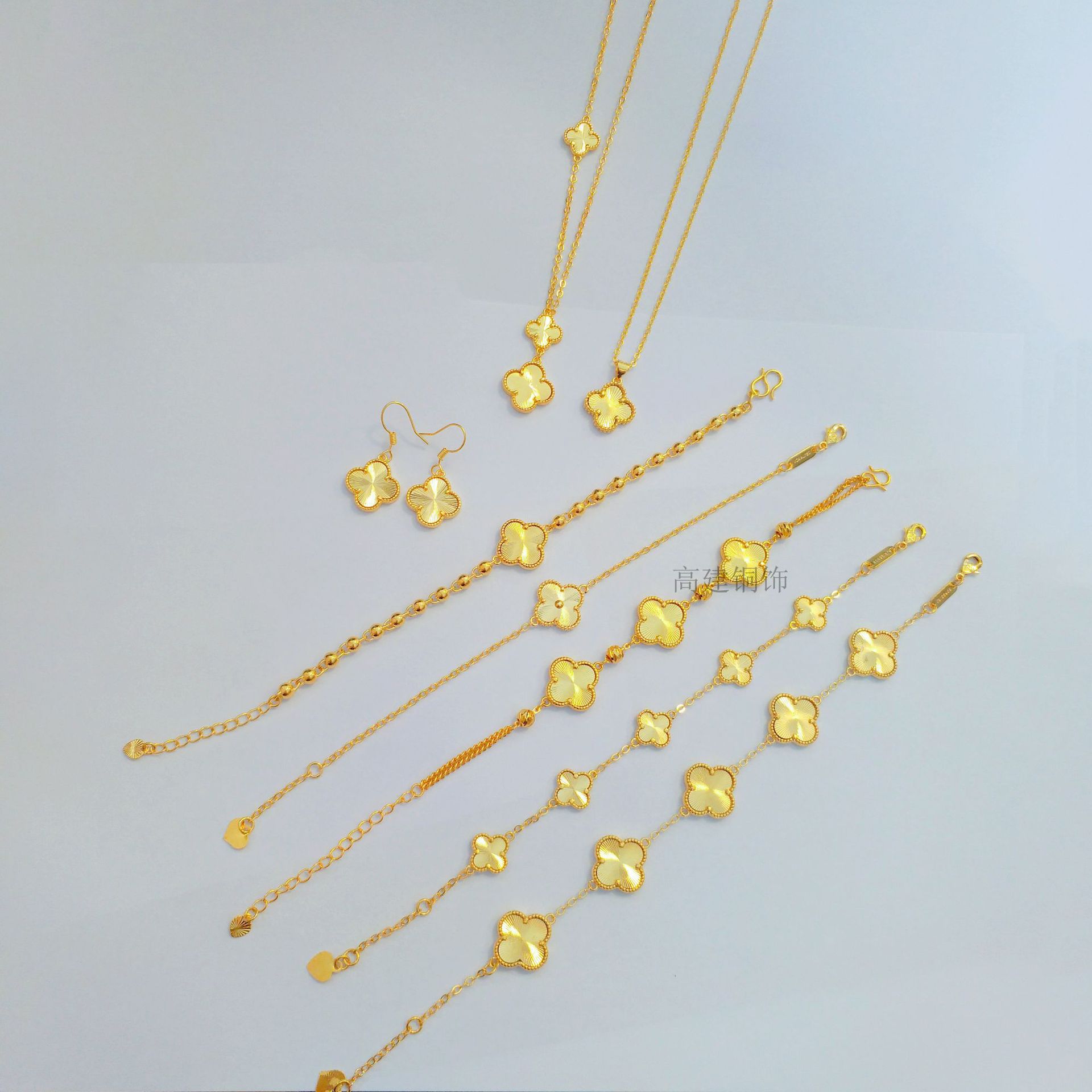 Pulseras chapadas en oro con revestimiento de latón de color sólido geométrico elegante
