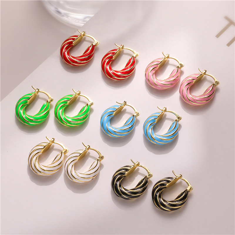 1 par de pendientes chapados en oro de 18 quilates con esmalte en forma de C dulce y elegante estilo IG