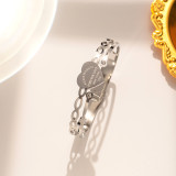 Brazalete de diamantes de imitación con incrustaciones cruzadas de acero de titanio con forma de corazón y letras de estilo simple