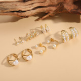 1 par de pendientes chapados en oro de 14 quilates con incrustaciones geométricas básicas elegantes y circonitas de perlas de cobre