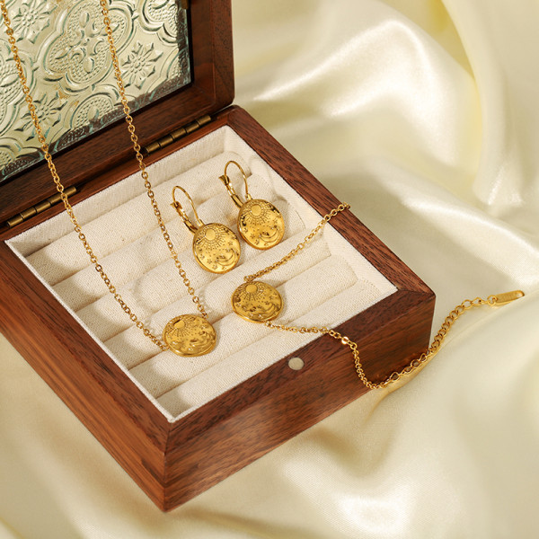 Conjunto de joyería chapado en oro de 18 quilates con revestimiento de acero inoxidable y luna, estrella y sol hawaiano
