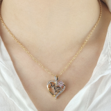 Collar chapado en oro con circonita y incrustaciones de cobre con forma de corazón y letra MAMA