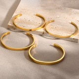 El oro elegante del acero inoxidable 18K del color sólido del estilo de señora simple plateó el brazalete en bulto