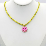 Collar con colgante de esmalte de cobre con cara sonriente informal
