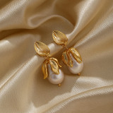 1 par de pendientes colgantes chapados en oro de 18 quilates con incrustaciones de hojas y perlas de cobre de estilo simple