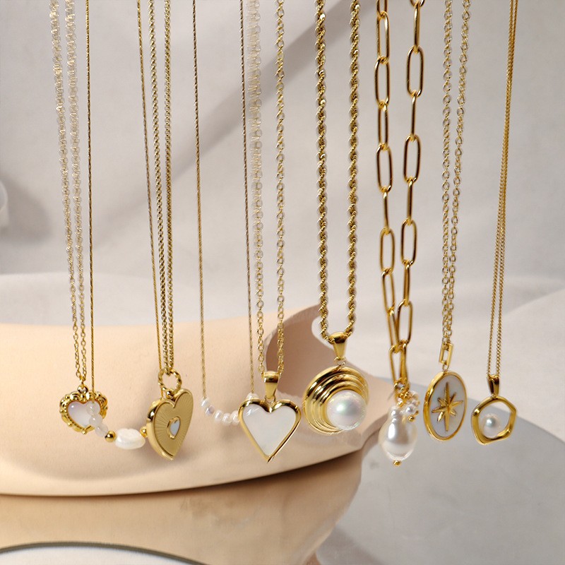 Collar con colgante chapado en oro de 18 quilates con incrustaciones de perlas de imitación de acero inoxidable con forma de corazón ovalado redondo estilo IG