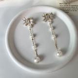 1 par de pendientes colgantes de perlas artificiales de latón con incrustaciones de nudo de lazo dulce